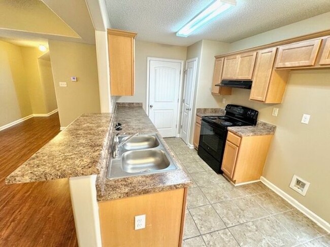 Building Photo - Move-In Special! Priced to move! 3-bedroom...