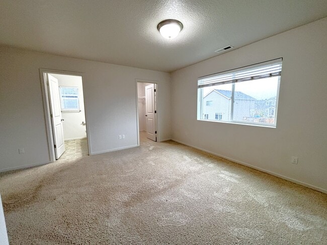 Building Photo - MOVE-IN SPECIAL!