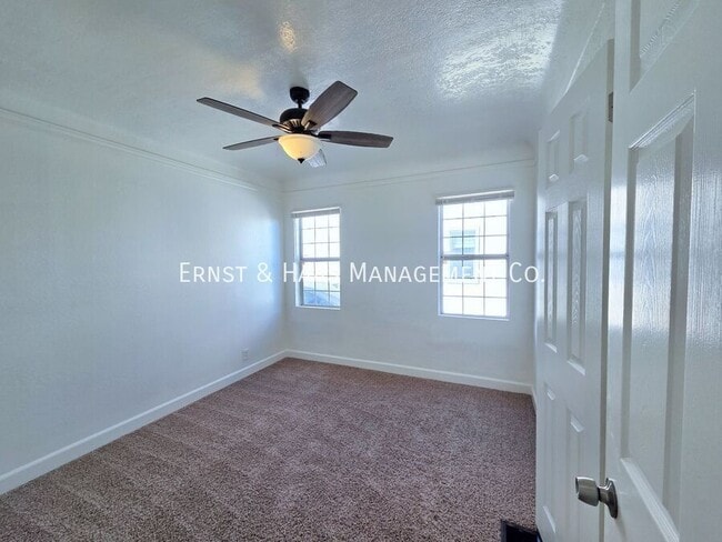 Building Photo - 5426 Lewis Ave