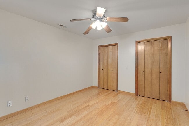 Building Photo - 2 Bedroom/1.5 Bathroom Duplex - ASK ABOUT ...