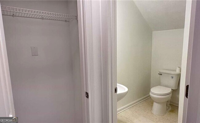 Building Photo - 6243 Shoreview Cir