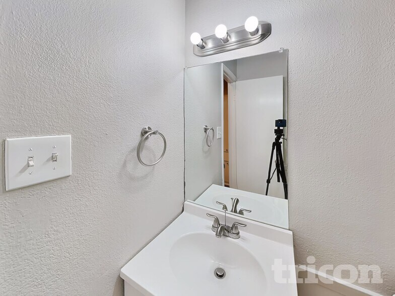 Building Photo - 902 Woodbrook St