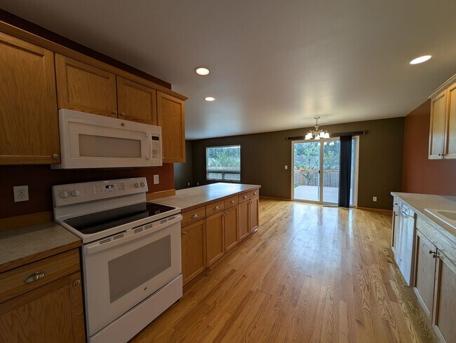 Building Photo - A Gardeners Oasis! 3 Bedroom Townhome for ...