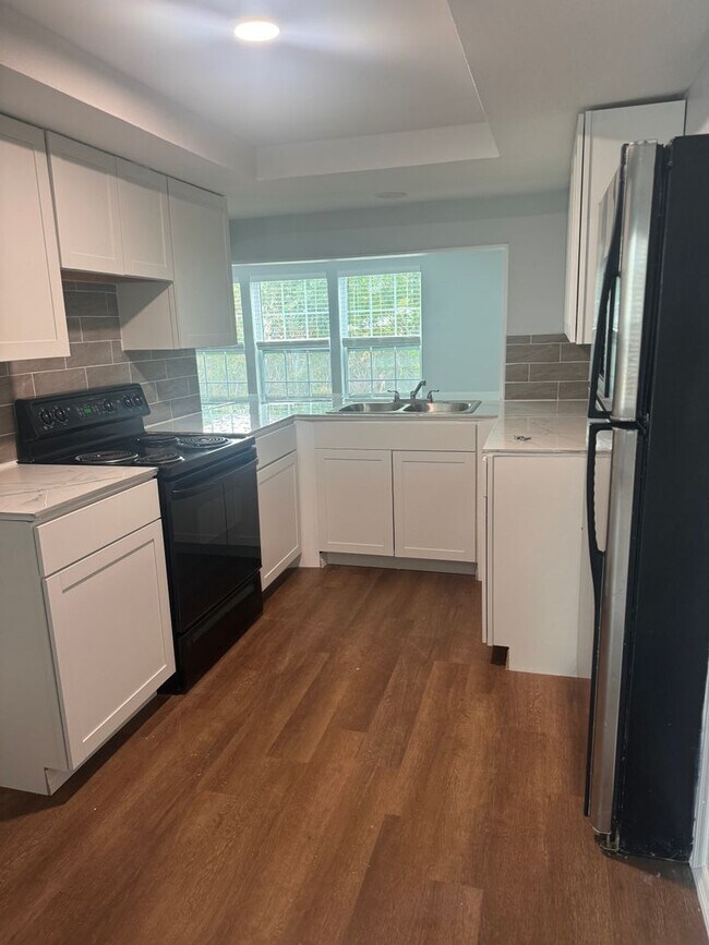 Building Photo - Renovated 2/2 available now !