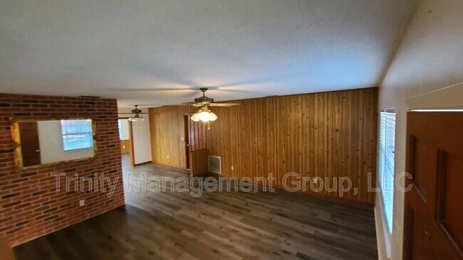 Building Photo - 105 N Edinburgh Dr