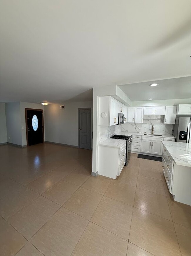 Building Photo - 3 Bedroom 2 Bathroom Granada Hills Home (Main House) Great Location!