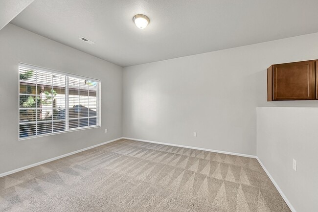 Building Photo - 3 bed 3 bath townhome in gated community w...