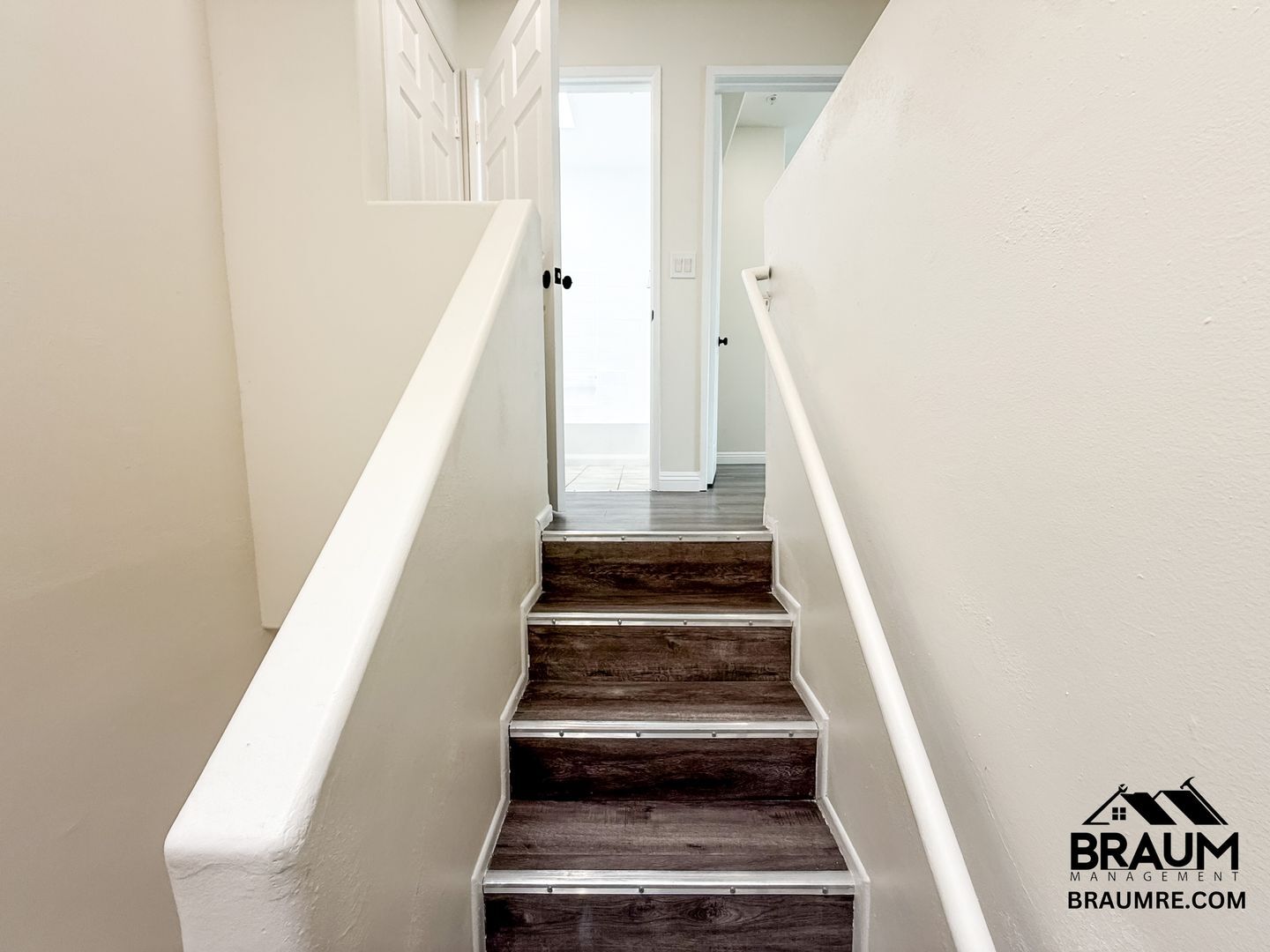 Building Photo - 11035 Moorpark St