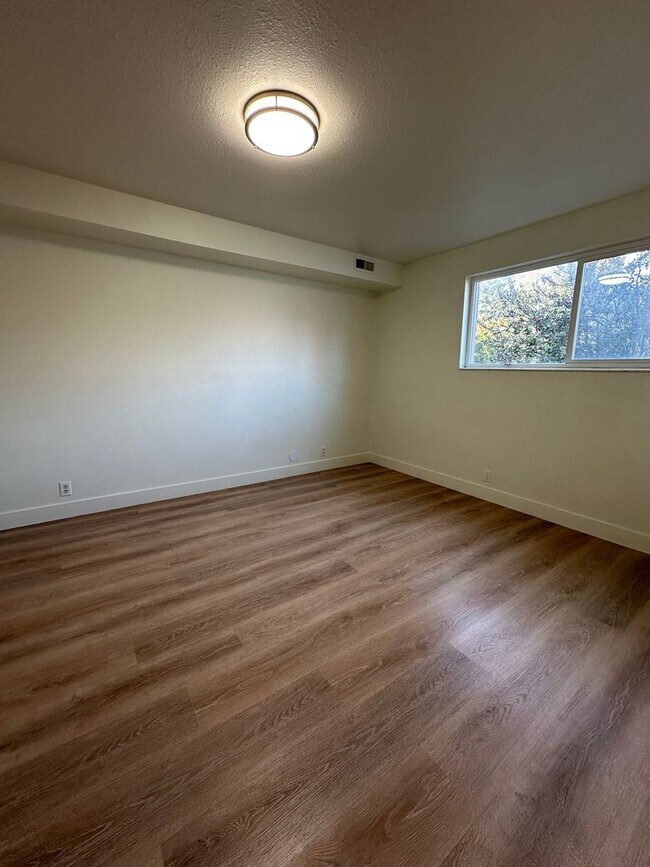 Building Photo - GET $500 OFF THE FIRST MONTHS RENT!!!