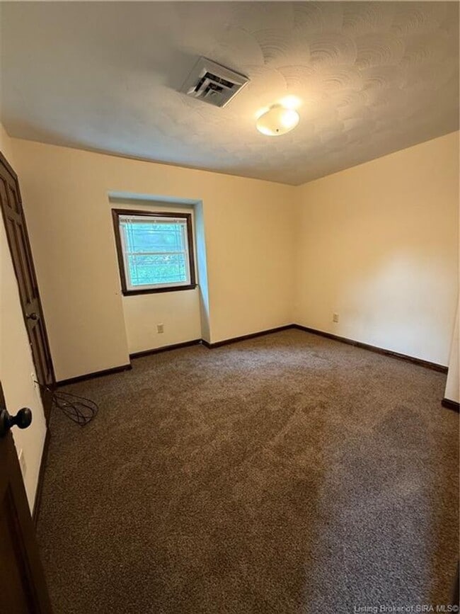 Building Photo - Golf course views in Floyds Knobs!
