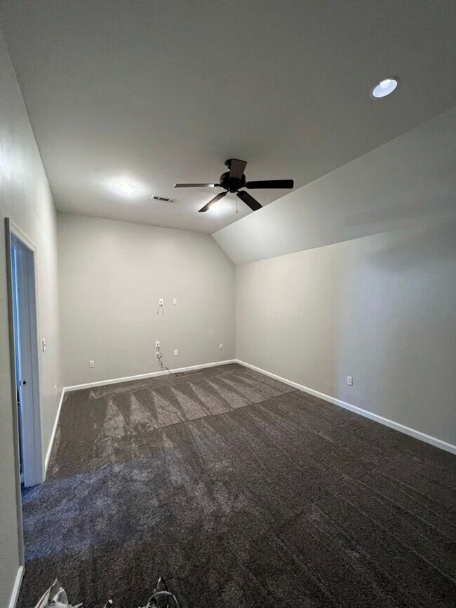 Building Photo - MOVE IN SPECIAL!!! - Townhome For Rent In Hoover!!! Available now! - Sign a lease by 5/31/2026 an...