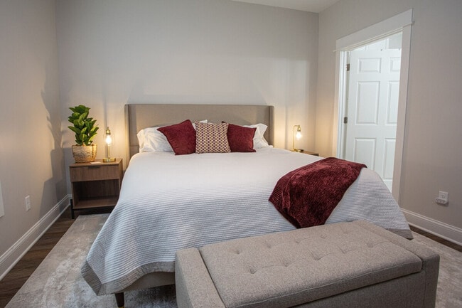 Building Photo - 2202 Elkridge Dr