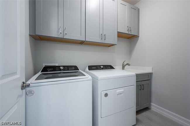 Building Photo - 28093 Sanibel Sands St