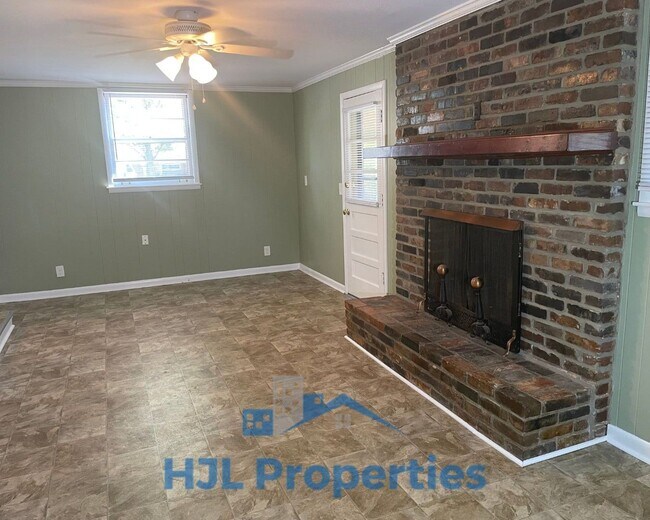 Building Photo - Beautiful Donelson Home!