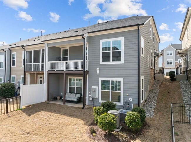 Building Photo - Like new townhome in Wykoff!