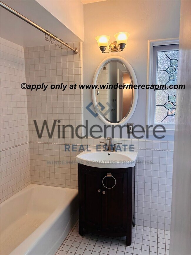 Building Photo - Charming Upper Land Park Home with Vintage...