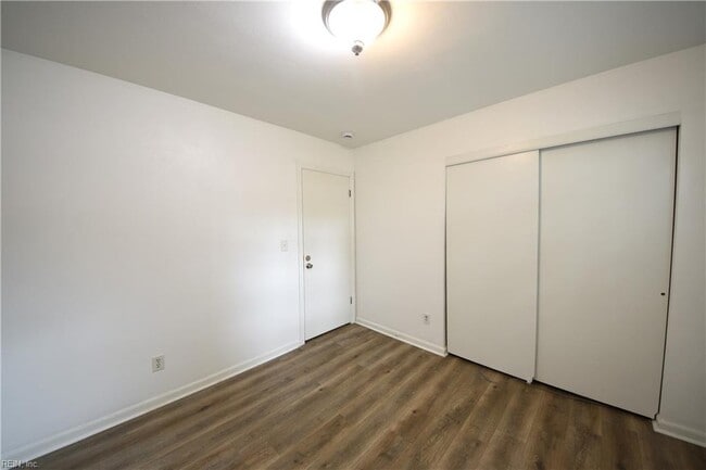 Building Photo - 823 Brentwood Dr