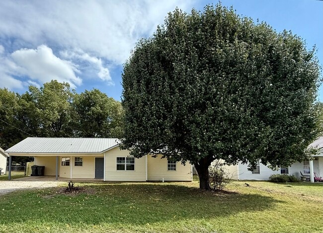 Building Photo - 3 Bedroom/2 Bathroom HOME FOR THE HOLIDAYS...