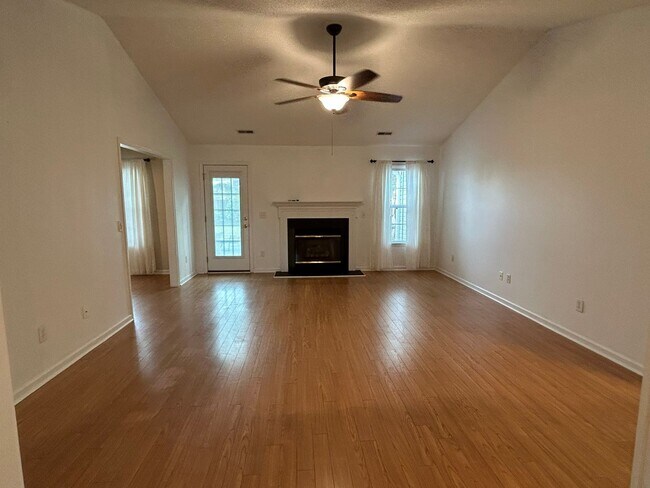 Building Photo - Charming home nestled in Courtney Pines with full fenced backyard!