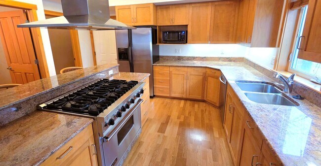 Building Photo - Beautiful Corner Unit Condo in Downtown Coeur d'Alene