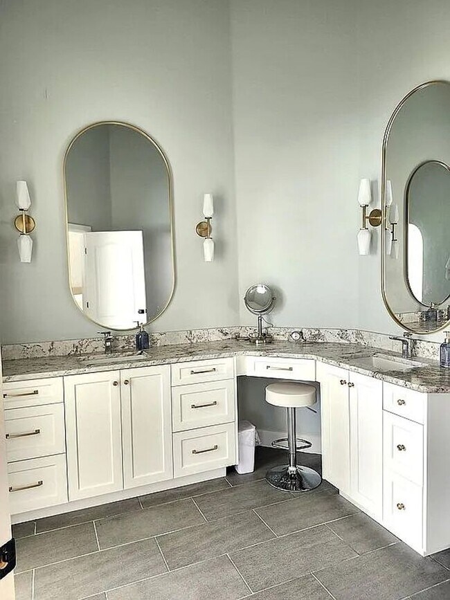 Building Photo - Charming Home Next To Sunbrook Golf Club!