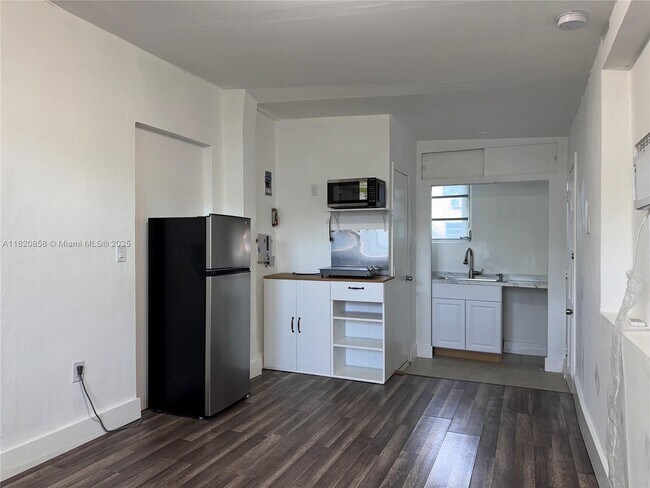 Building Photo - 2331 NW Flagler Terrace