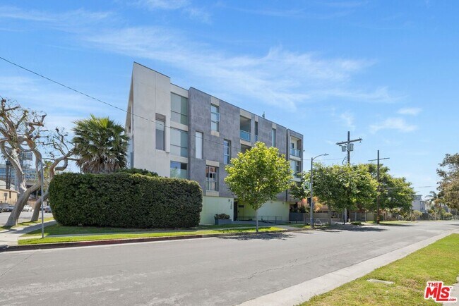 Building Photo - 2400 Corinth Ave