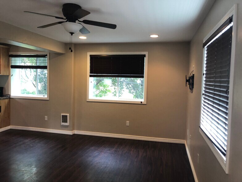 Living room - 202 Farview Dr