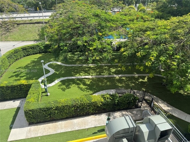 Building Photo - 10 SW South River Dr