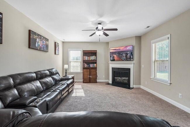 Building Photo - 501 Daylily Ct