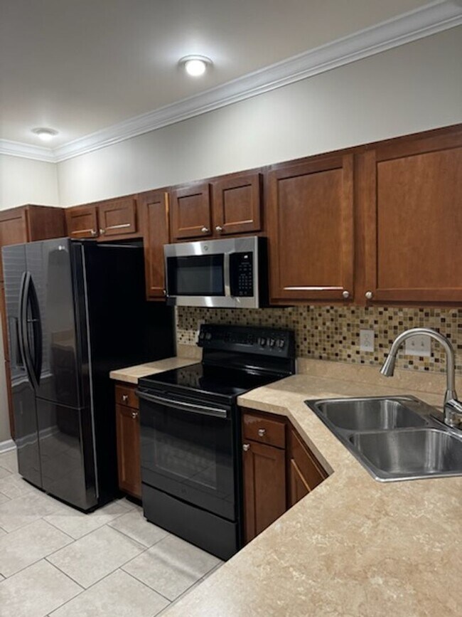 Building Photo - 3 Bedroom Townhouse with a Loft Area and a...