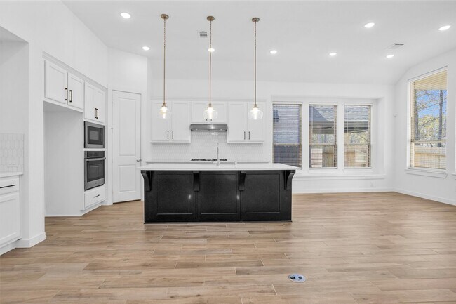 Building Photo - 256 Sky Top Dr