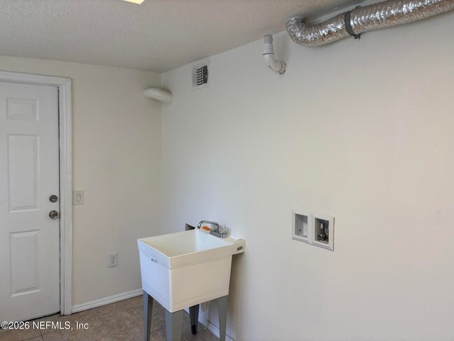 Building Photo - 1824 Brookview Dr S