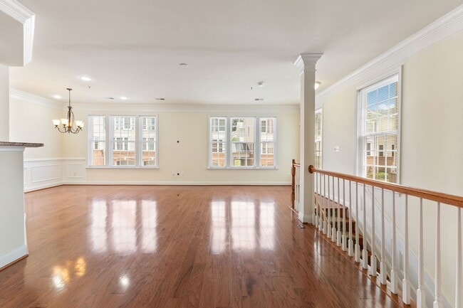 Building Photo - Elegant Townhome in Sought-After Groveton Woods