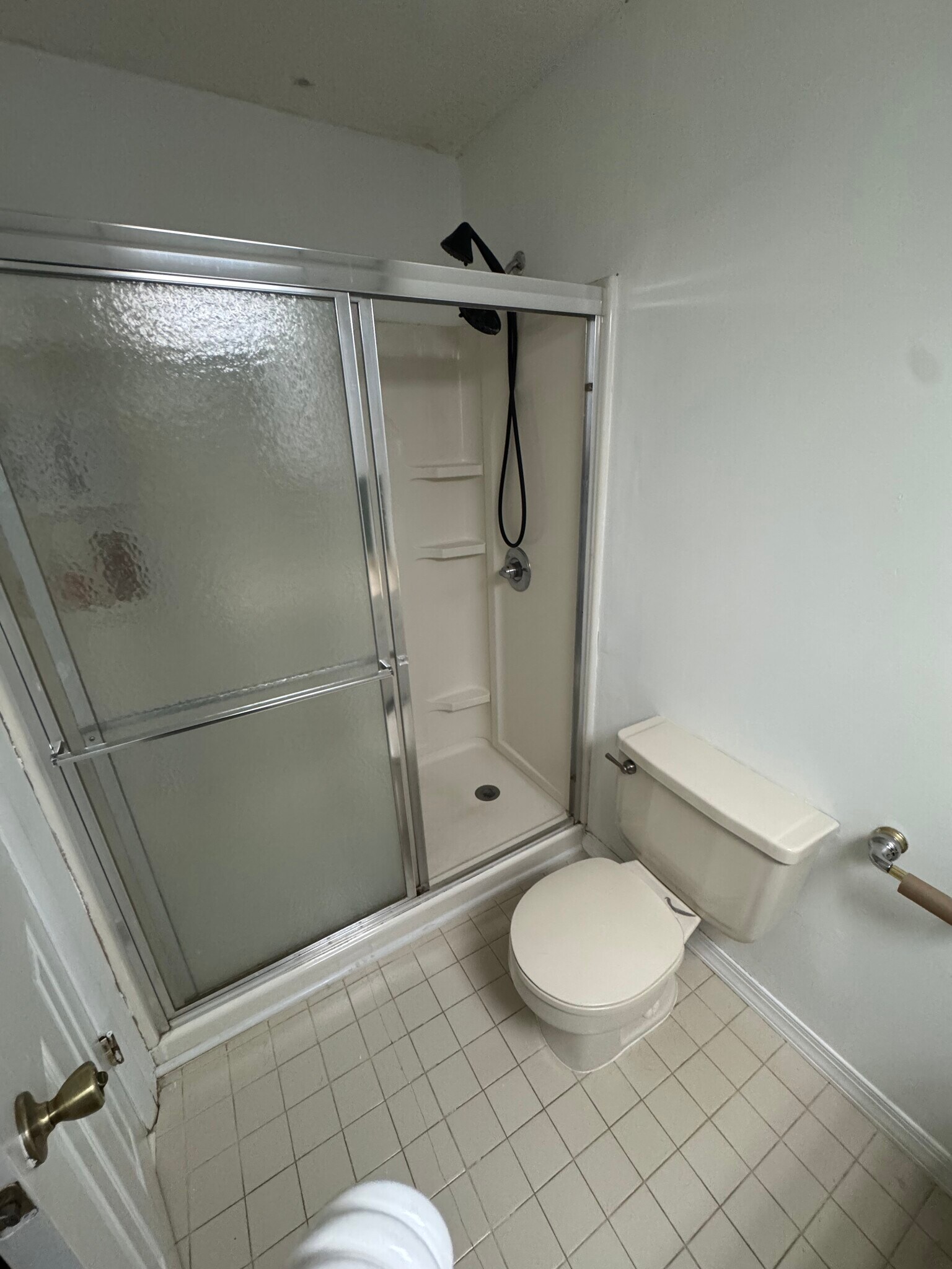 2nd Bathroom - 400 Colonial Dr
