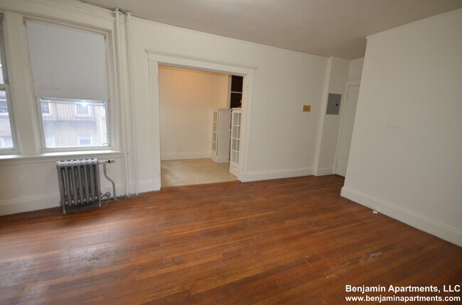 Building Photo - 235 Park Dr