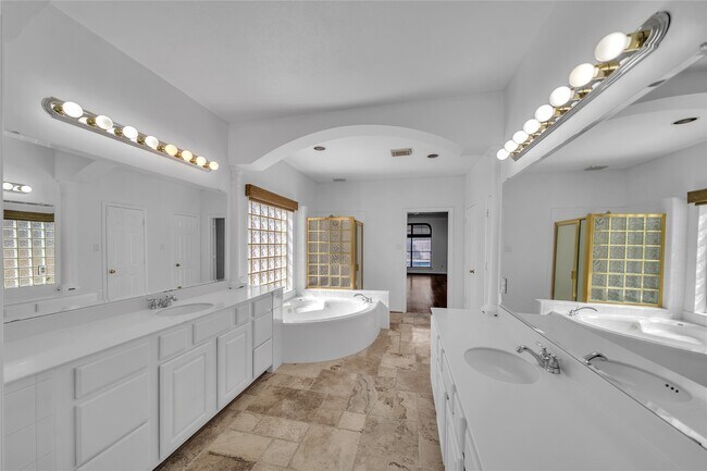 Building Photo - 1423 Meadow Lakes Dr