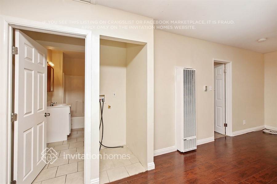 Building Photo - 1522 W 60th St