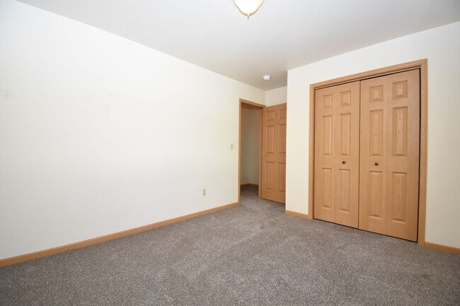Building Photo - Nice Large 2 Bedroom 1 Bathroom Townhouse ...