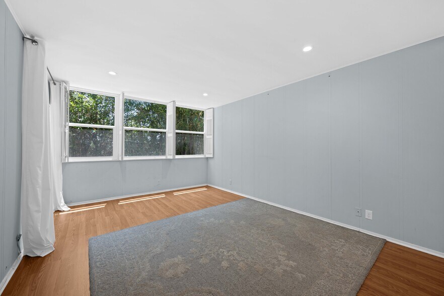 Building Photo - 289 S Barrington Ave