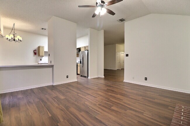 Building Photo - Move-In Ready 3-Bedroom with Included Washer/Dryer and Refrigerator in Northwest San Antonio.