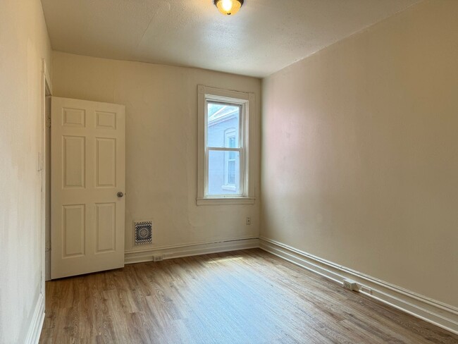 Building Photo - 454 W King St