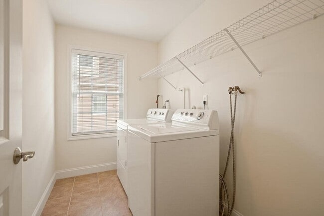 Building Photo - 22 School St