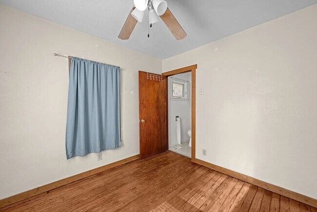 Building Photo - Cozy Clinton Home With Large Yard and Convenient South Bluff Location!