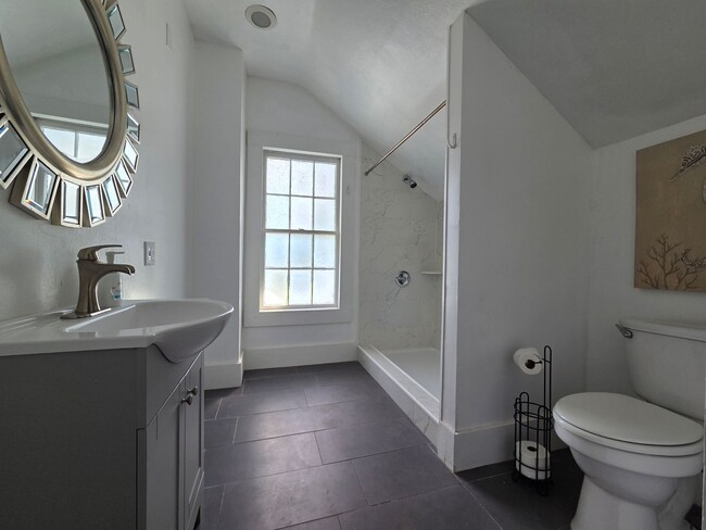 Building Photo - Move in Ready Historic Home in Downtown Cl...