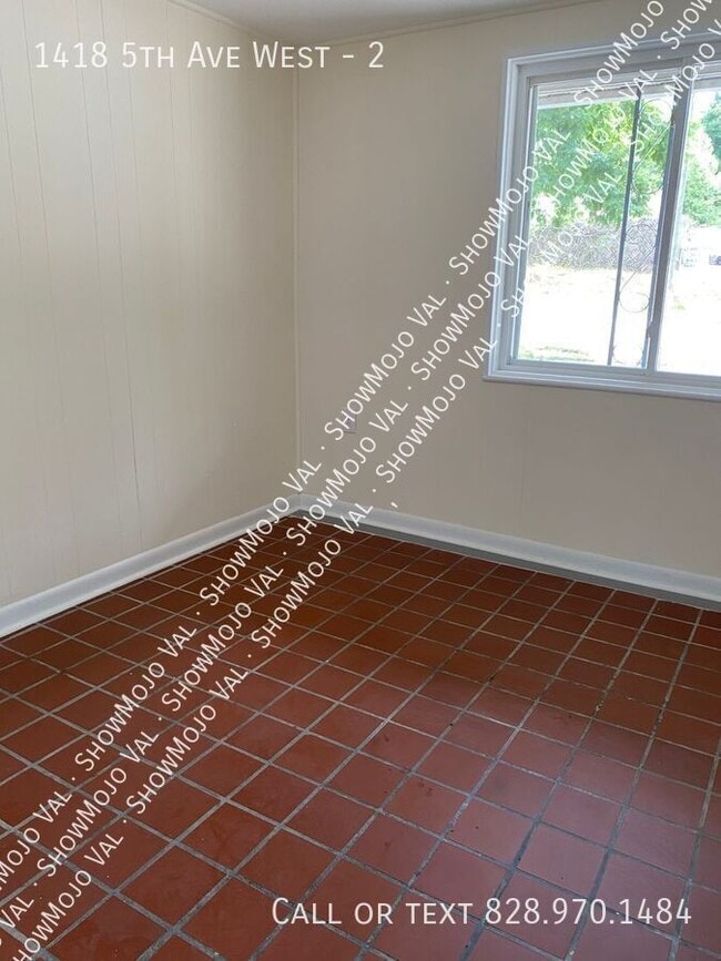 Building Photo - 1418 5th Ave W