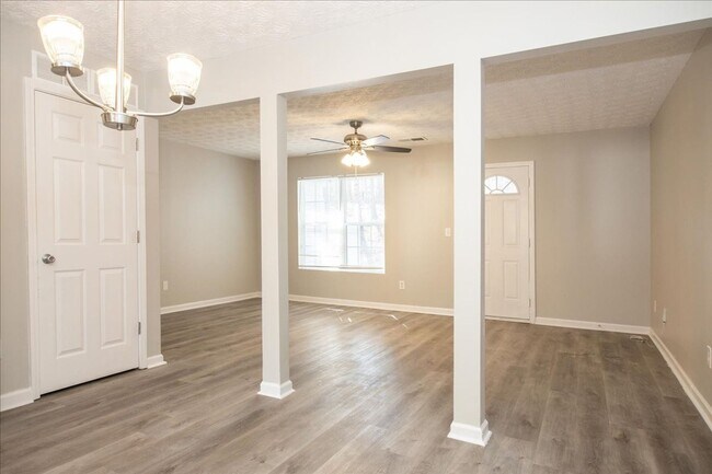 Building Photo - Newly Renovated 3/2 Townhome in Quiet Decatur Neighborhood!