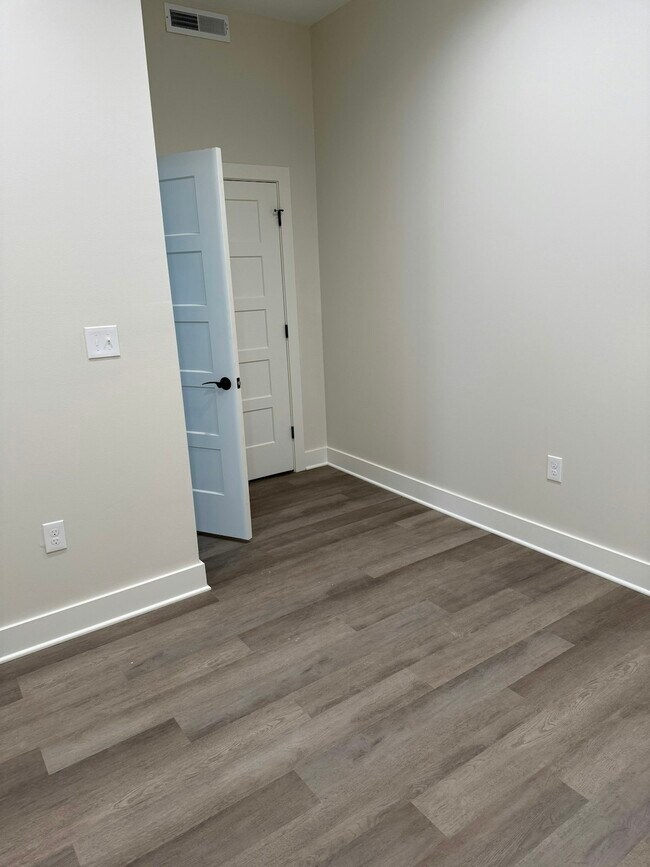 Building Photo - 106 E Erie St