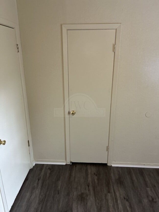 Building Photo - 910 Evergreen Dr