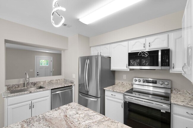 Building Photo - 3 Bed 2.5 Bath - Gaithersburg Townhome - Completely Renovated